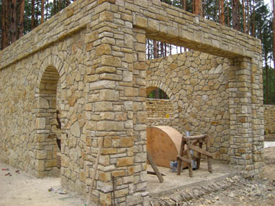 construcción de una valla de piedra natural